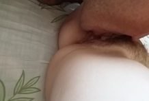 Лижет писечку жене