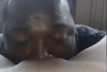 Старательно вылизывает пизду и делает приятно