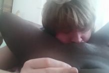 Белый парень лижет шоколадную пизду